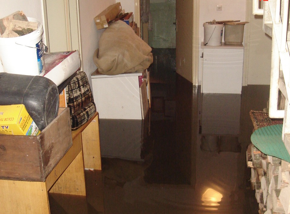 Kiša donijela i pune ruke posla za vatrogasce u Sisku Kiša donijela i pune ruke posla za vatrogasce u Sisku