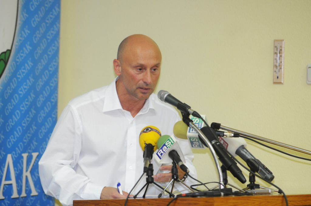 Gradonačelnik ne želi prosvjednike u svojoj ulici i ispred svoje zgrade Gradonačelnik ne želi prosvjednike u svojoj ulici i ispred svoje zgrade