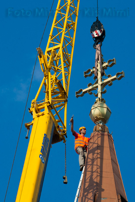 Na sisačku katedralu postavljen novi križ Na sisačku katedralu postavljen novi križ