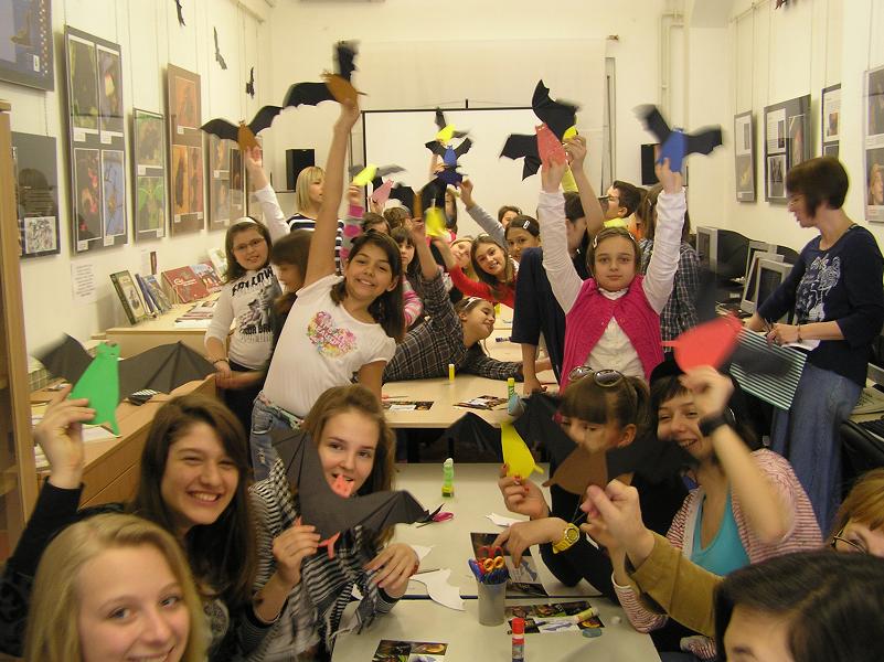 Klinci u Dječjoj knjižnici izrađivali šišmiše Klinci u Dječjoj knjižnici izrađivali šišmiše