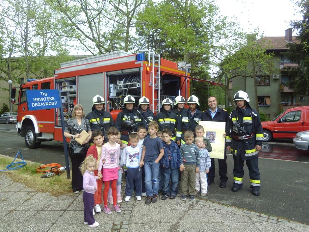 Vatrogasci se predstavili mališanima u Capragu Vatrogasci se predstavili mališanima u Capragu