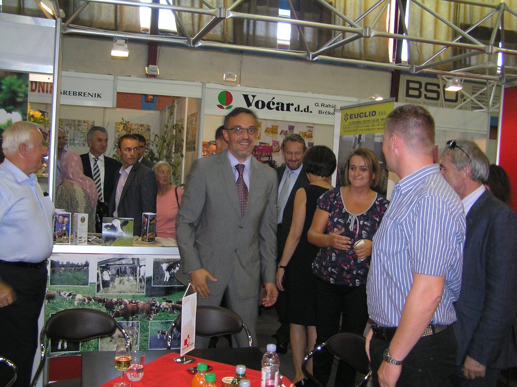 Ministar Jakovina na štandu ŽK Sisak u Gradačcu Ministar Jakovina na štandu ŽK Sisak u Gradačcu