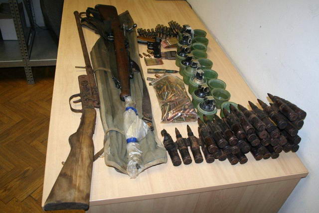 U Prelošćici policija zaplijenila veliku količinu eksploziva, oružja, marihuane i nešto duhana U Prelošćici policija zaplijenila veliku količinu eksploziva, oružja, marihuane i nešto duhana