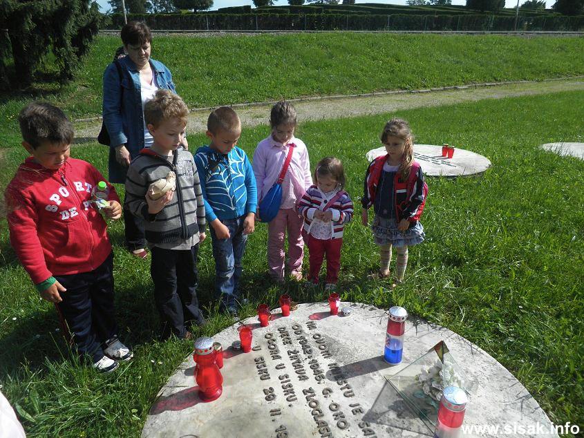 Mališani posjetili Memorijalno dječje groblje u Sisku Mališani posjetili Memorijalno dječje groblje u Sisku