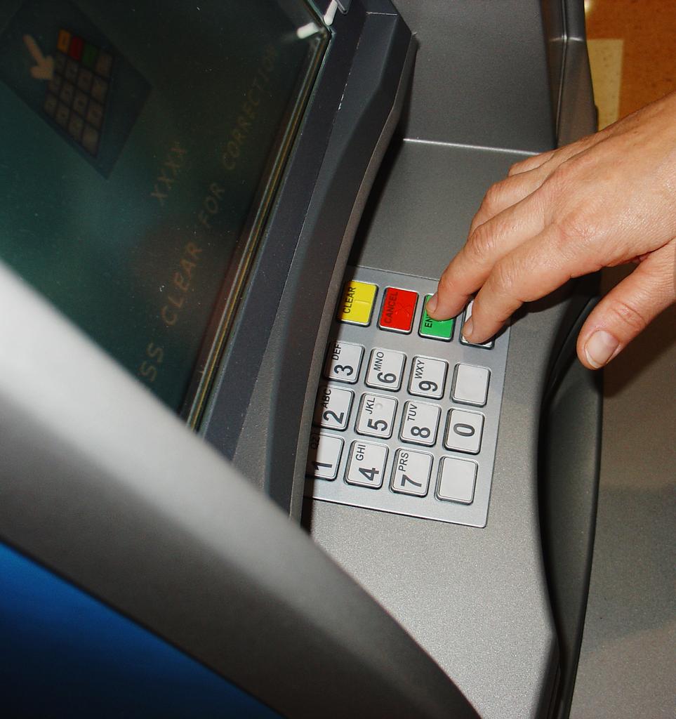 Uzeo zaboravljeni novac s bankomata Uzeo zaboravljeni novac s bankomata