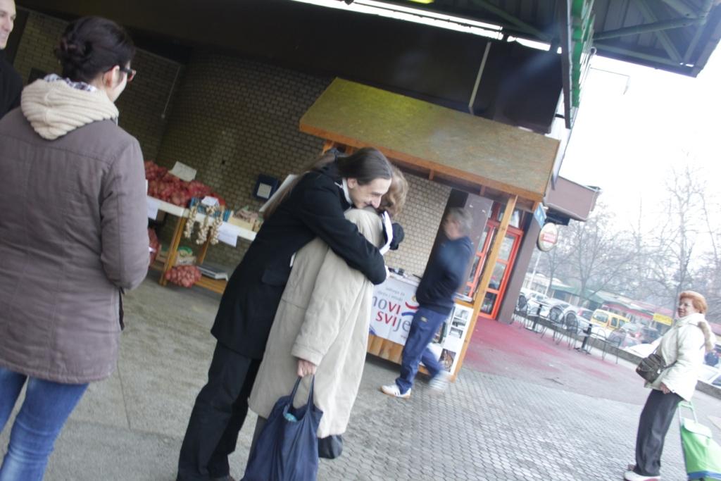 Hrvatska zora Sisak dijelila zagrljaje i anketirala Siščane Hrvatska zora Sisak dijelila zagrljaje i anketirala Siščane