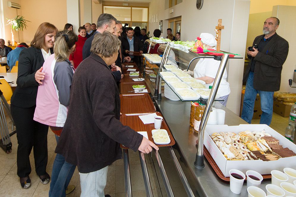 Tradicionalni uskrsni susret i ručak sisačkoga biskupa Vlade Košića s korisnicima Caritasa Tradicionalni uskrsni susret i ručak sisačkoga biskupa Vlade Košića s korisnicima Caritasa