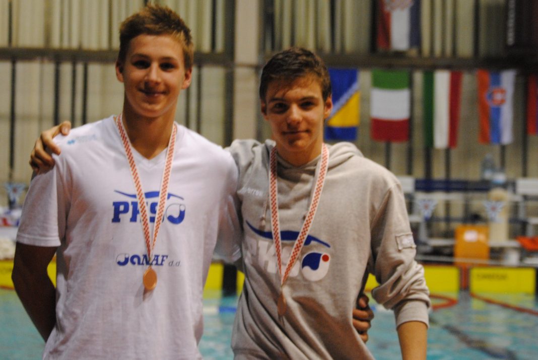 U bazen skakali iz autobusa pa osvojili 21 medalju U bazen skakali iz autobusa pa osvojili 21 medalju