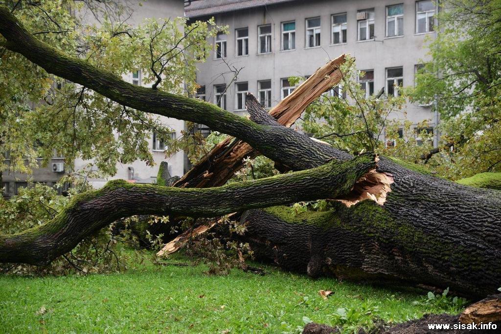 Posljedice nevremena u Sisku, 22.10.2014. Posljedice nevremena u Sisku, 22.10.2014.