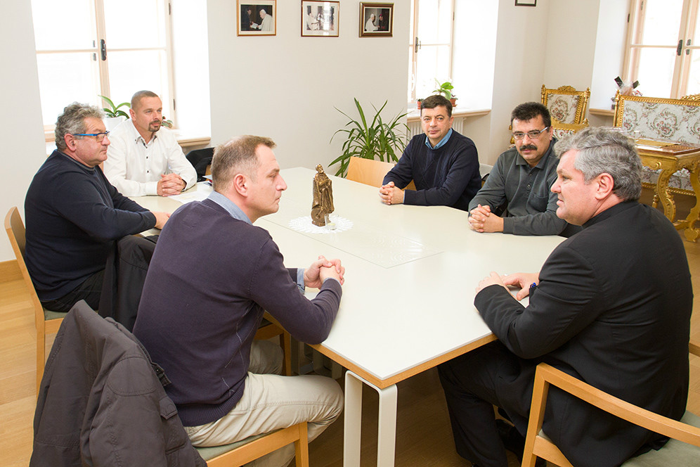 Biskup Košić primio članove Stožera za obranu Rafinerije nafte Sisak Biskup Košić primio članove Stožera za obranu Rafinerije nafte Sisak