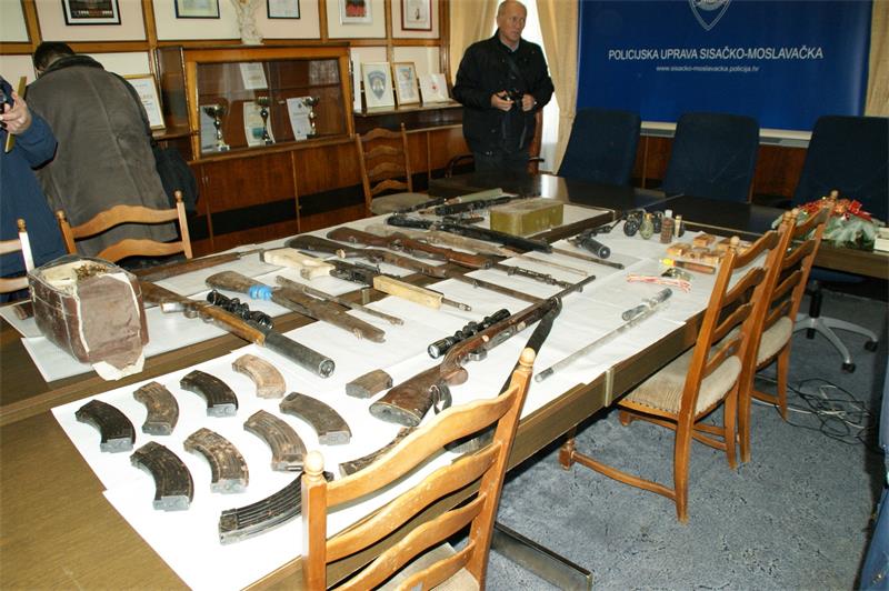 Policija kod Siščanina pronašla velik arsenal oružja Policija kod Siščanina pronašla velik arsenal oružja
