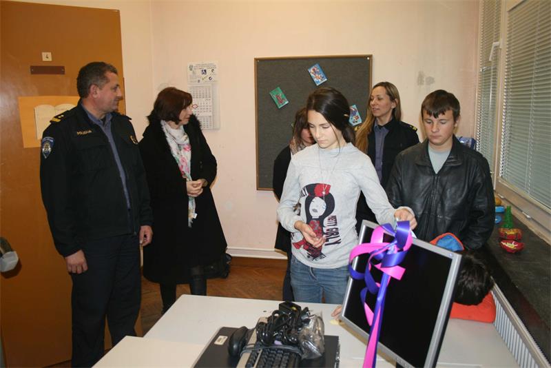 Policija donirala računalo OŠ 22. lipnja Policija donirala računalo OŠ 22. lipnja