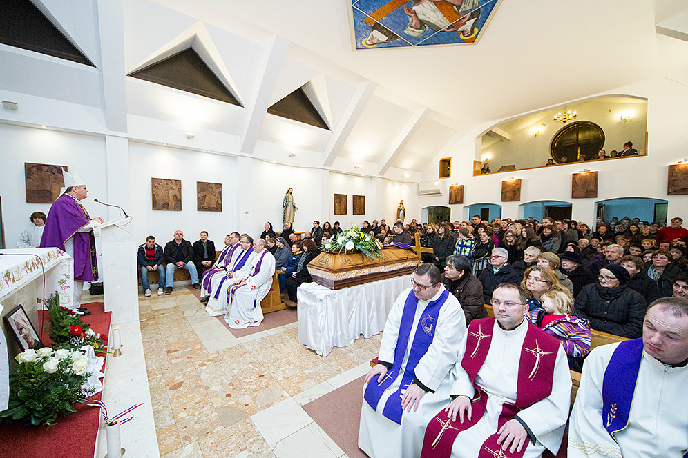 Siščani se oprostili od fra Nikole Jurete Siščani se oprostili od fra Nikole Jurete