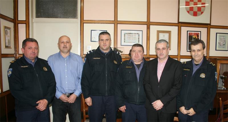 Policajci nagrađeni zbog spašavanja žene Policajci nagrađeni zbog spašavanja žene