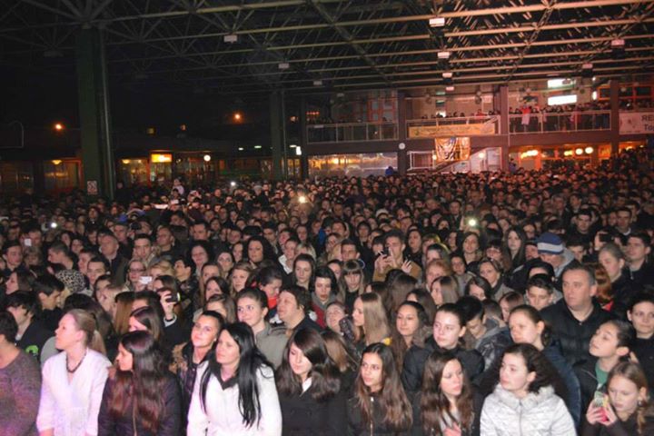 Prepuna tržnica na koncertu za Basarce Prepuna tržnica na koncertu za Basarce