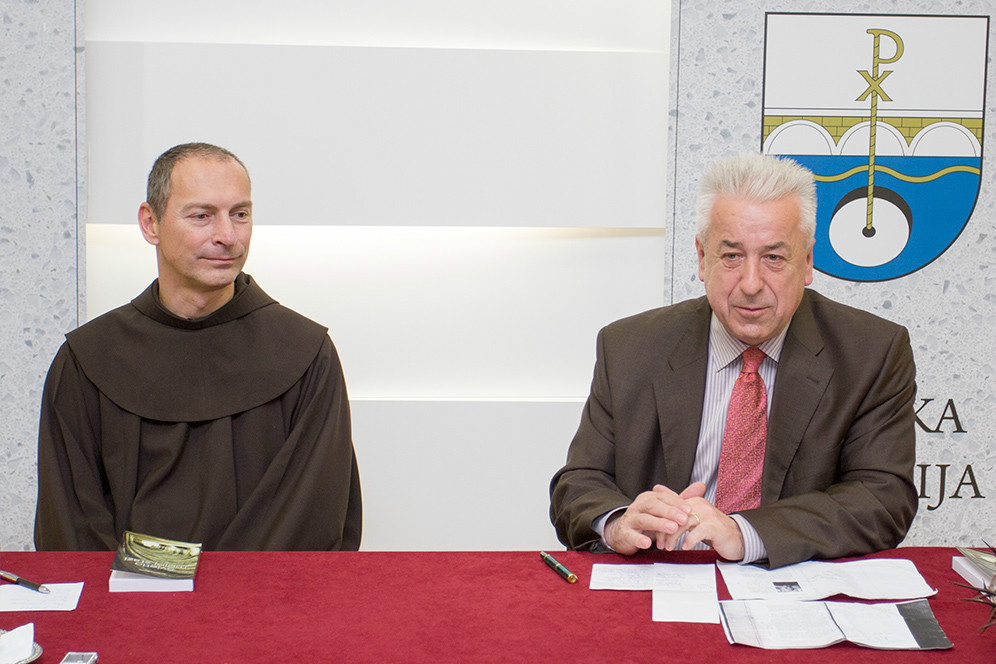 Predstavljena nova knjige fra Darka Teperta „Svjetlo mojoj stazi“