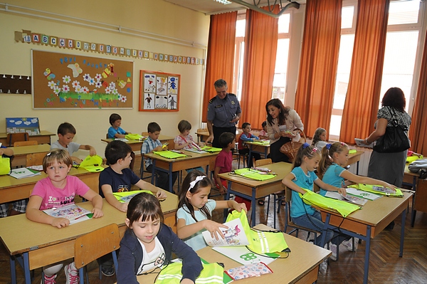 Besplatni udžbenici za prvašiće slabijeg imovinskog stanja Besplatni udžbenici za prvašiće slabijeg imovinskog stanja