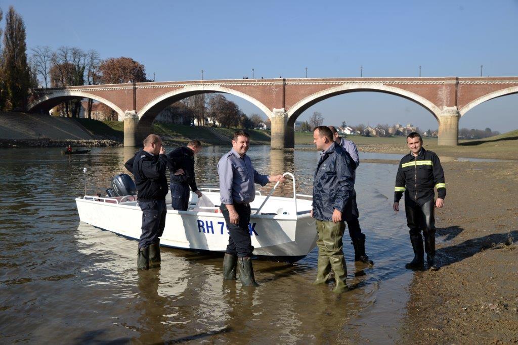 Sisku donirana brodica za potrebe u zaštiti i spašavanju poplavljenih područja Sisku donirana brodica za potrebe u zaštiti i spašavanju poplavljenih područja