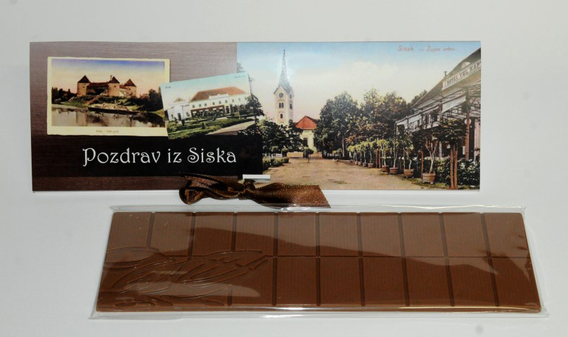 Novi suvenir sisačkog Muzeja – Sisačka čokoladna razglednica Novi suvenir sisačkog Muzeja – Sisačka čokoladna razglednica