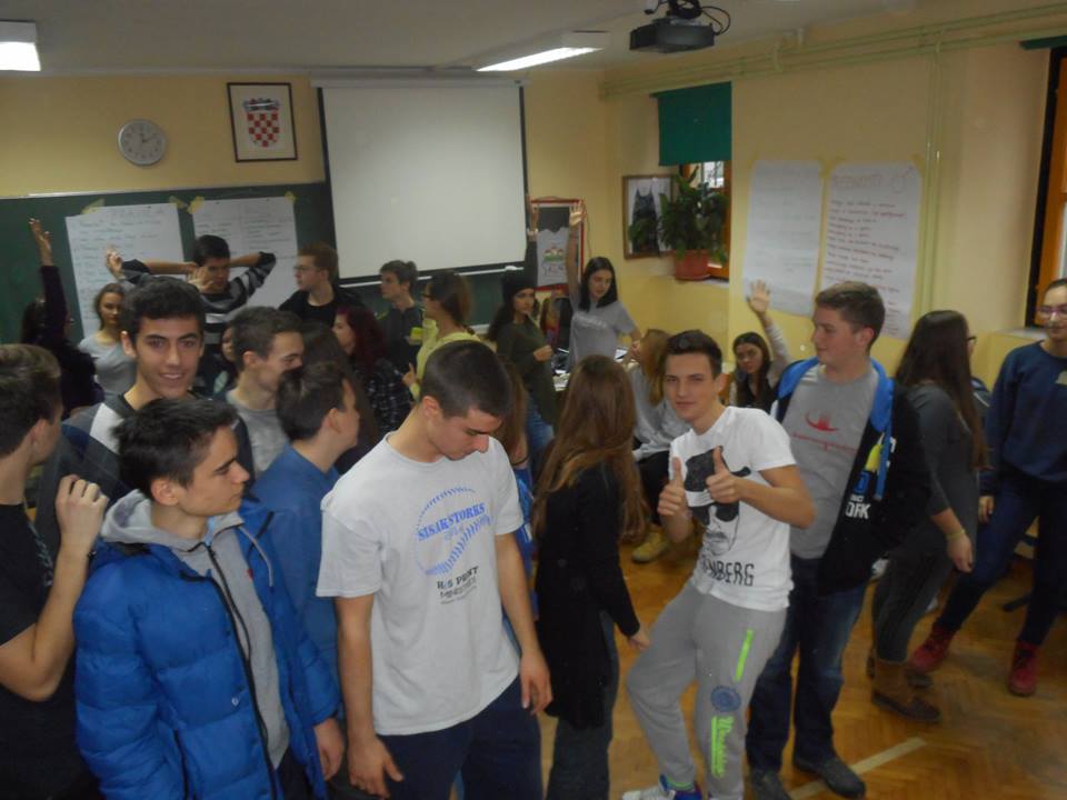 Sisački gimnazijalci i gimnazijalke obilježavaju Međunarodni dan ljudskih prava Sisački gimnazijalci i gimnazijalke obilježavaju Međunarodni dan ljudskih prava