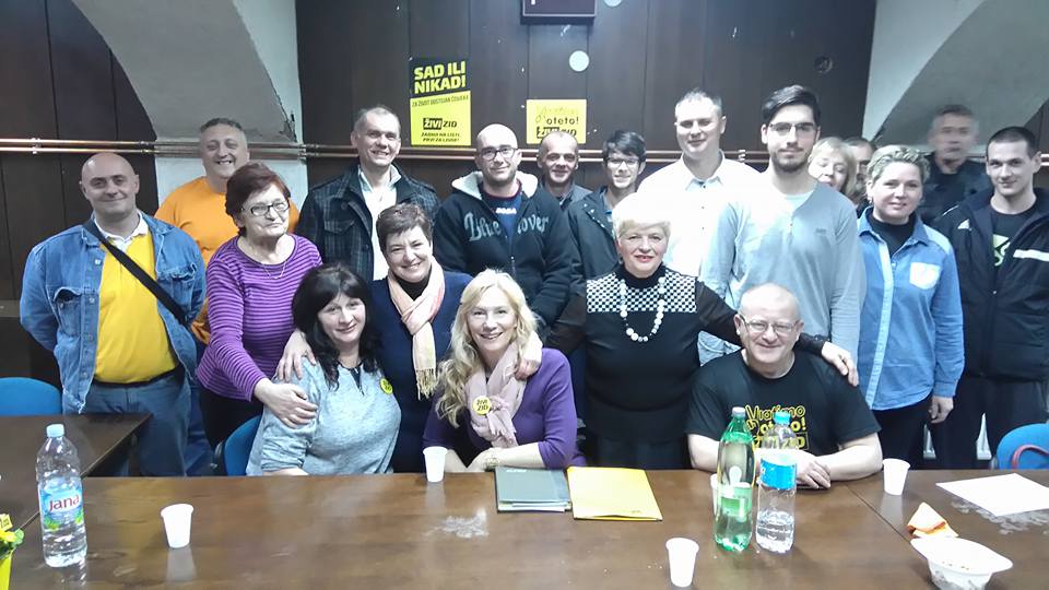 Dragica Petrinjak na čelu Živog zida u Sisku Dragica Petrinjak na čelu Živog zida u Sisku