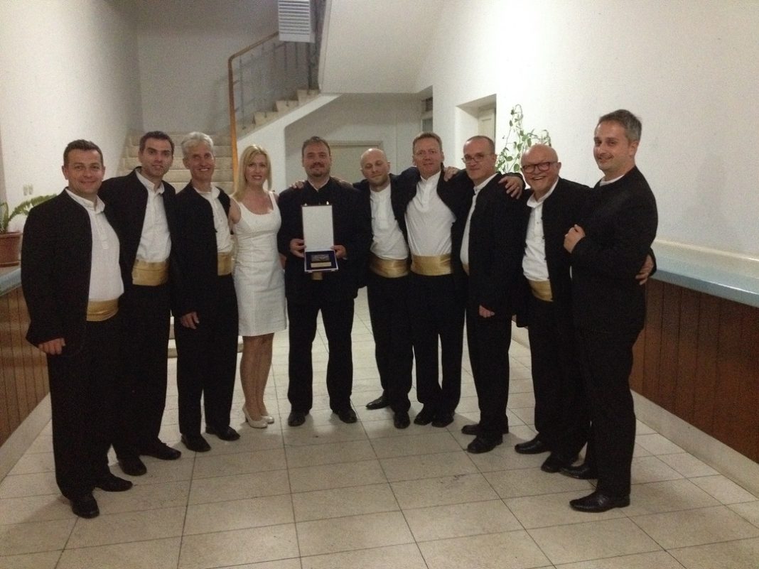 Klapa Kolapjani nagrađena za najbolju izvedbu u Omišu Klapa Kolapjani nagrađena za najbolju izvedbu u Omišu