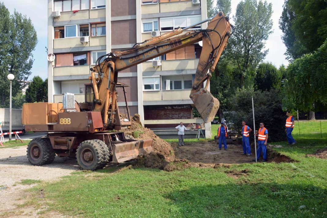 Započelo uređenje parkirališta u Ulici Ivana Meštrovića Započelo uređenje parkirališta u Ulici Ivana Meštrovića