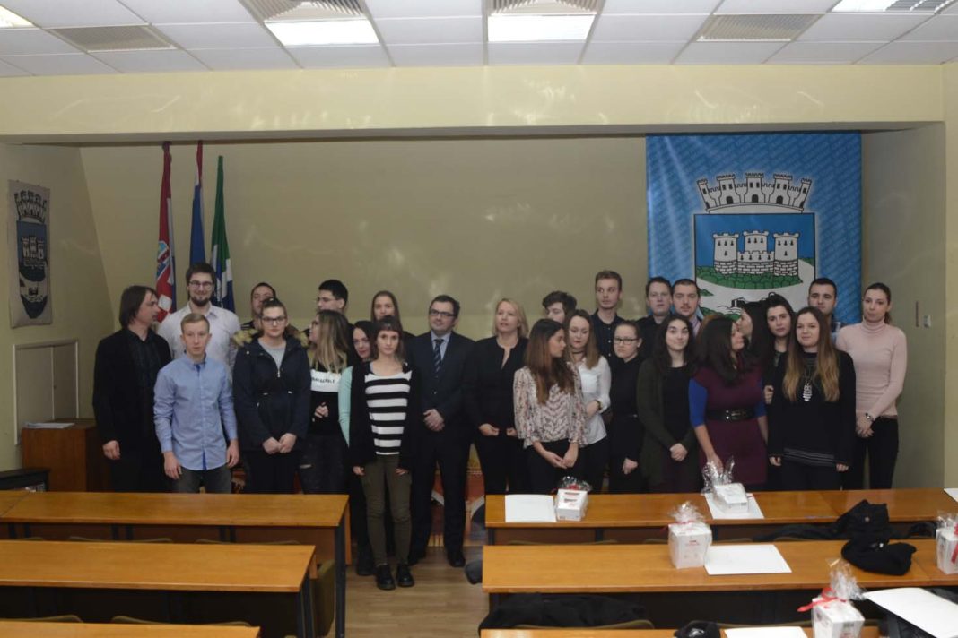Uručene stipendije sisačkim studentima Uručene stipendije sisačkim studentima