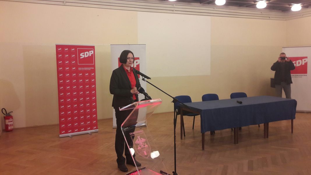 Svjetlana Lazić je SDP-ova kandidatkinja za gradonačelnicu Petrinje Svjetlana Lazić je SDP-ova kandidatkinja za gradonačelnicu Petrinje
