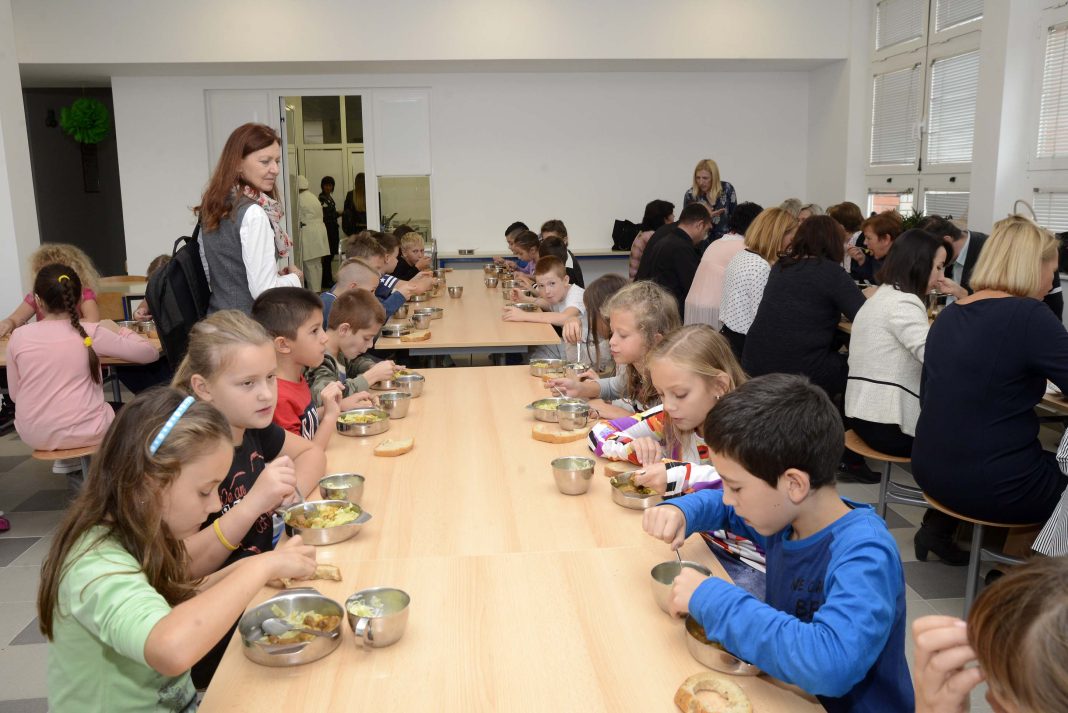 Učenici Osnovne škole Komarevo od sada imaju topli obrok u školi Učenici Osnovne škole Komarevo od sada imaju topli obrok u školi