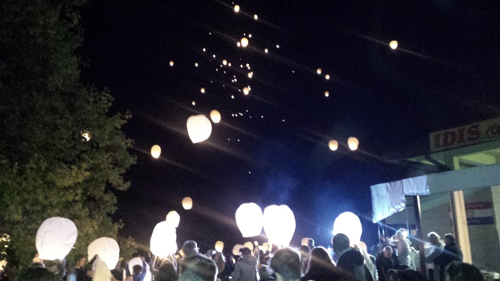 Puštanje lanterni na Dan neovisnosti na tržnici Caprag Puštanje lanterni na Dan neovisnosti na tržnici Caprag