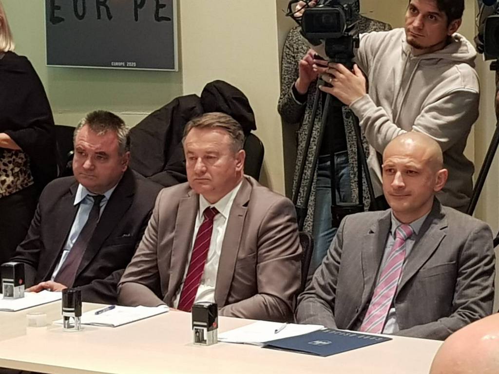 Novac za OŠ Popovača i OŠ Komarevo Novac za OŠ Popovača i OŠ Komarevo