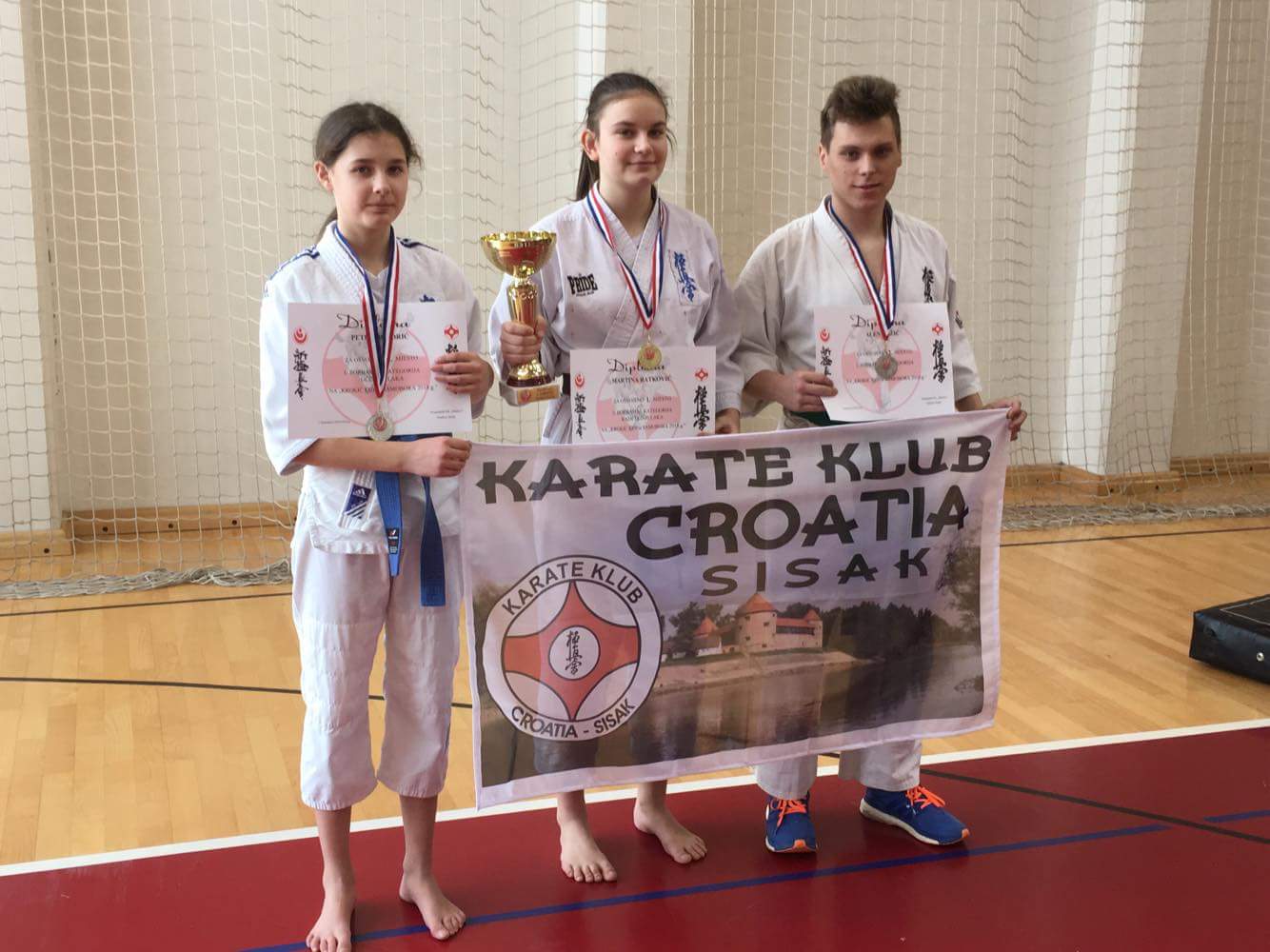 Pehar, zlato i dva srebra Pehar, zlato i dva srebra