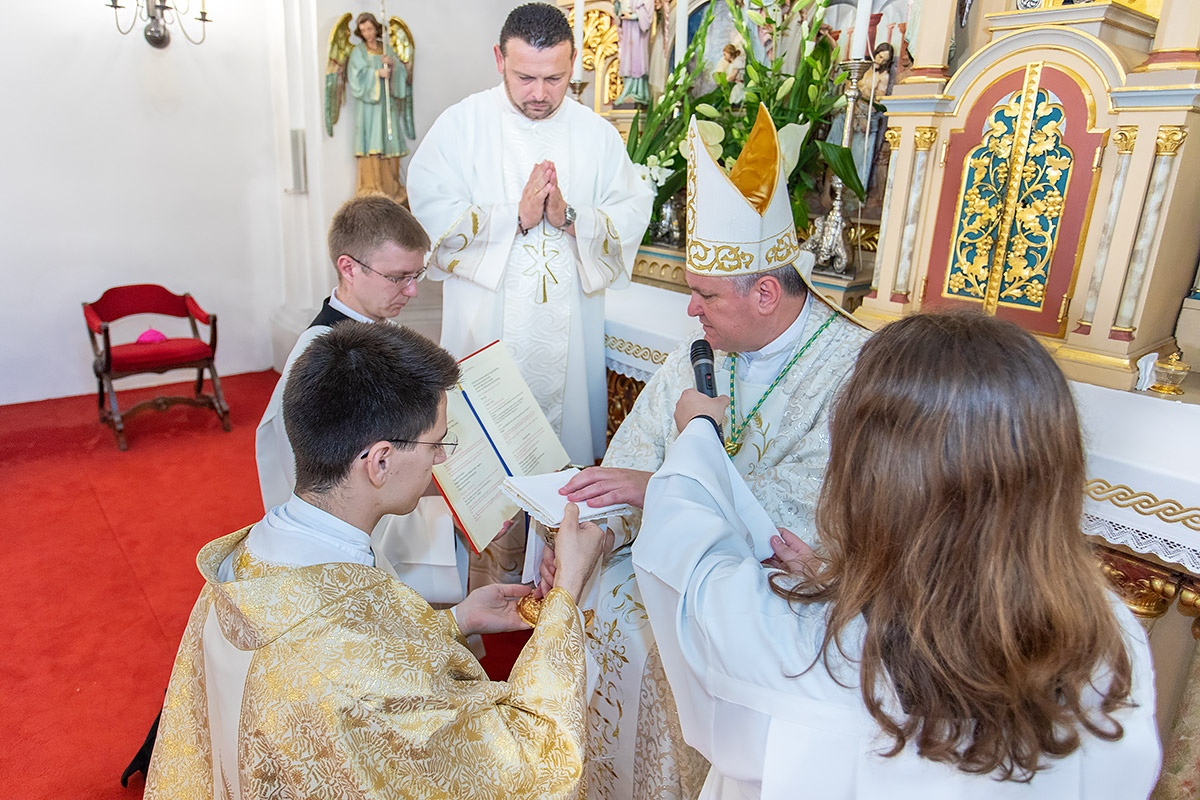 Za svećenika zaređen Hrvoje Zovko iz katedralne župe u Sisku Za svećenika zaređen Hrvoje Zovko iz katedralne župe u Sisku