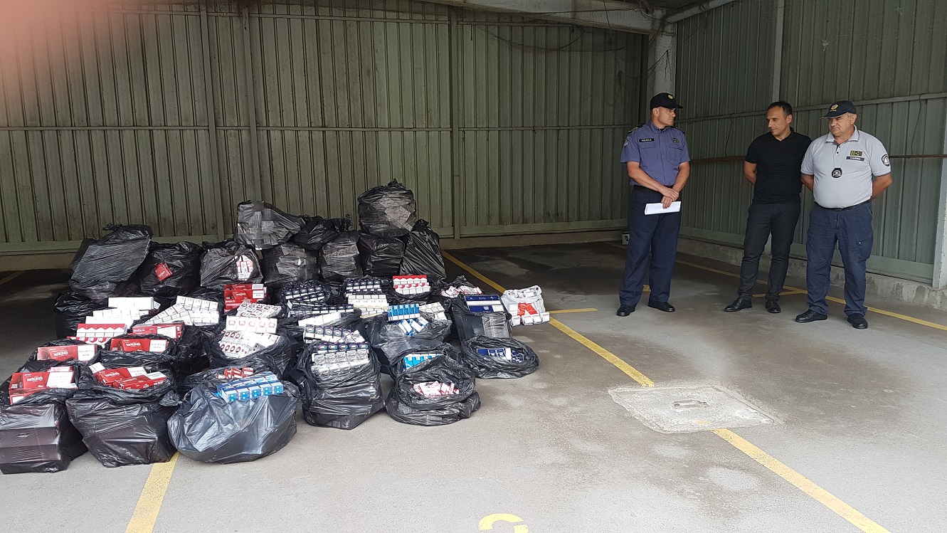 Velika zapljena cigareta i testosterona na graničnom prijelazu Jasenovac Velika zapljena cigareta i testosterona na graničnom prijelazu Jasenovac