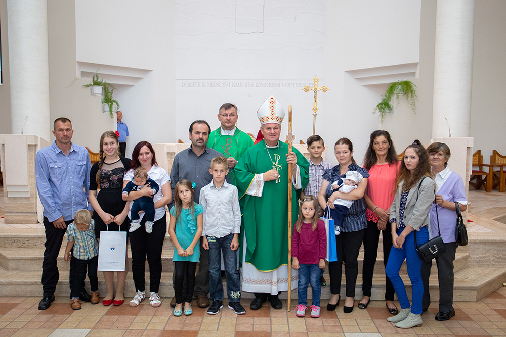 Biskup krstio četvrto i peto dijete obitelji Cvitić i šesto dijete obitelji Pršlja Biskup krstio četvrto i peto dijete obitelji Cvitić i šesto dijete obitelji Pršlja
