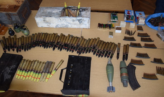 U prvih pet mjeseci ove godine građani policiji predali 16 puški i pištolja, hrpu streljiva i 4 kg eksploziva U prvih pet mjeseci ove godine građani policiji predali 16 puški i pištolja, hrpu streljiva i 4 kg eksploziva