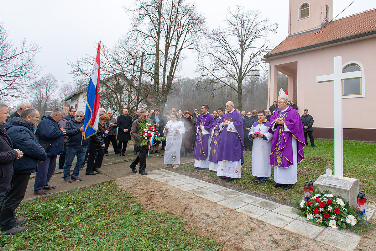 Blagoslovljen „bijeli križ istine“ u Cerovljanima Blagoslovljen „bijeli križ istine“ u Cerovljanima
