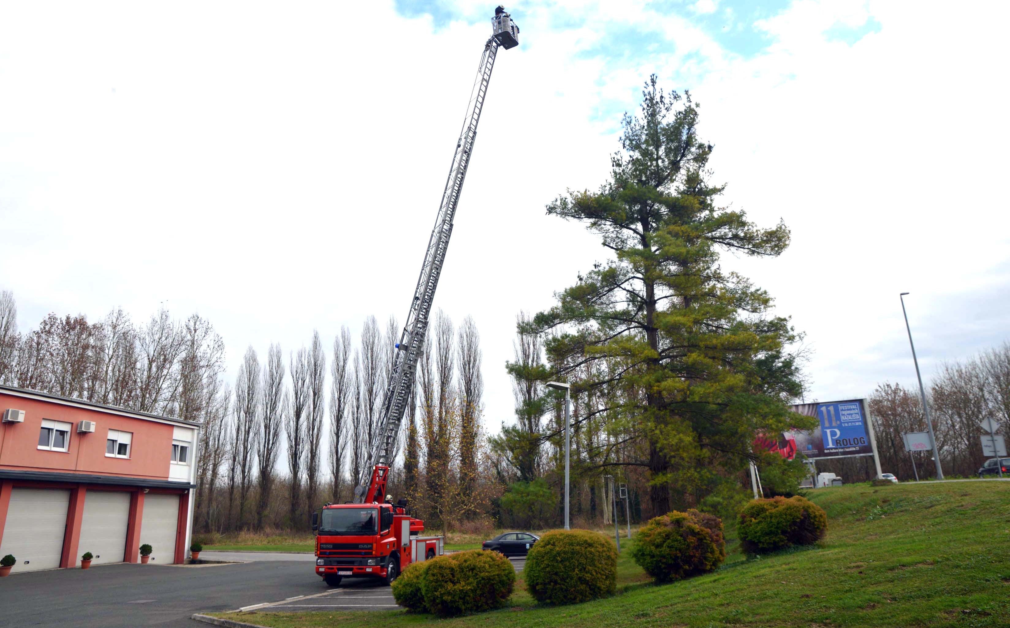 Sisačkim vatrogascima novo vozilo sa auto ljestvama Sisačkim vatrogascima novo vozilo sa auto ljestvama