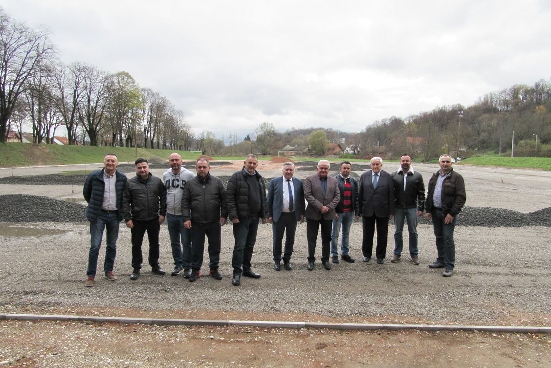 Hrvatski nogometni savez pomoći će u dovršetku igrališta s umjetnom travom u Petrinji Hrvatski nogometni savez pomoći će u dovršetku igrališta s umjetnom travom u Petrinji