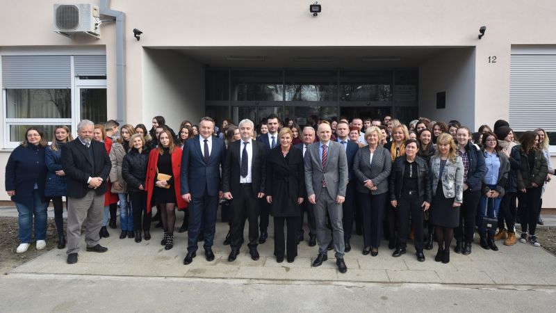 Predsjednica završila posjet Sisačko-moslavačkoj županiji Predsjednica završila posjet Sisačko-moslavačkoj županiji