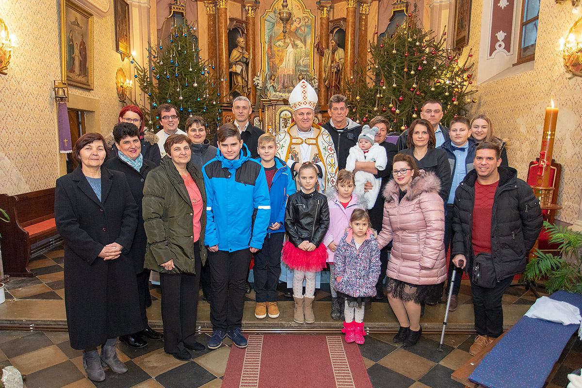 Kršteno šesto dijete u obitelji Anite i Ivice Srnec iz M. Vesi Kršteno šesto dijete u obitelji Anite i Ivice Srnec iz M. Vesi