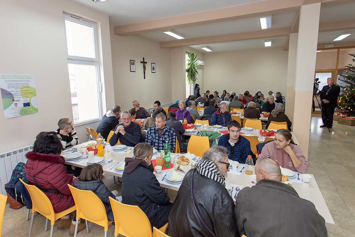 Održan tradicionalni božićni ručak biskupa Vlade Košića s korisnicima Caritasa Održan tradicionalni božićni ručak biskupa Vlade Košića s korisnicima Caritasa