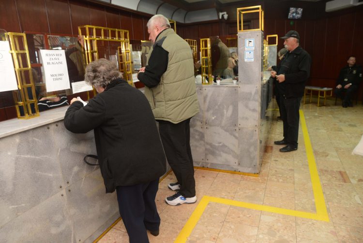 Od ponedjeljka isplata uskrsnica umirovljenicima i nezaposlenima Od ponedjeljka isplata uskrsnica umirovljenicima i nezaposlenima