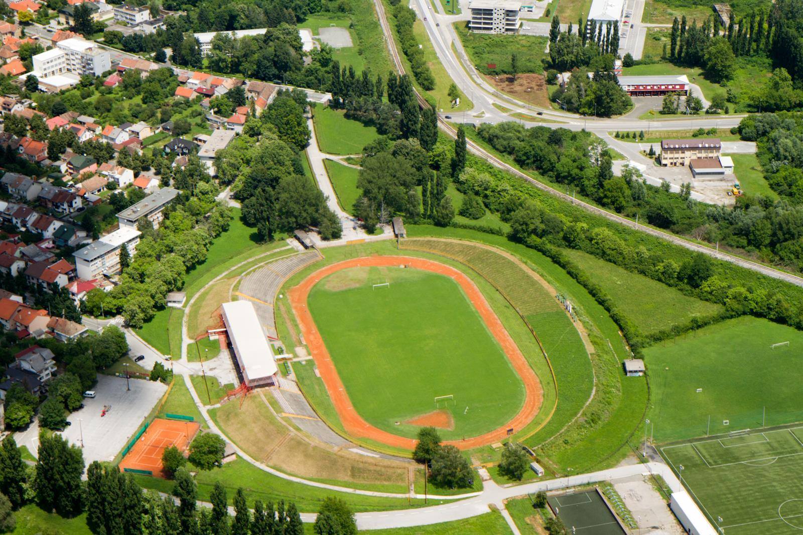 Uredit će se atletska staza na Gradskom stadionu Uredit će se atletska staza na Gradskom stadionu