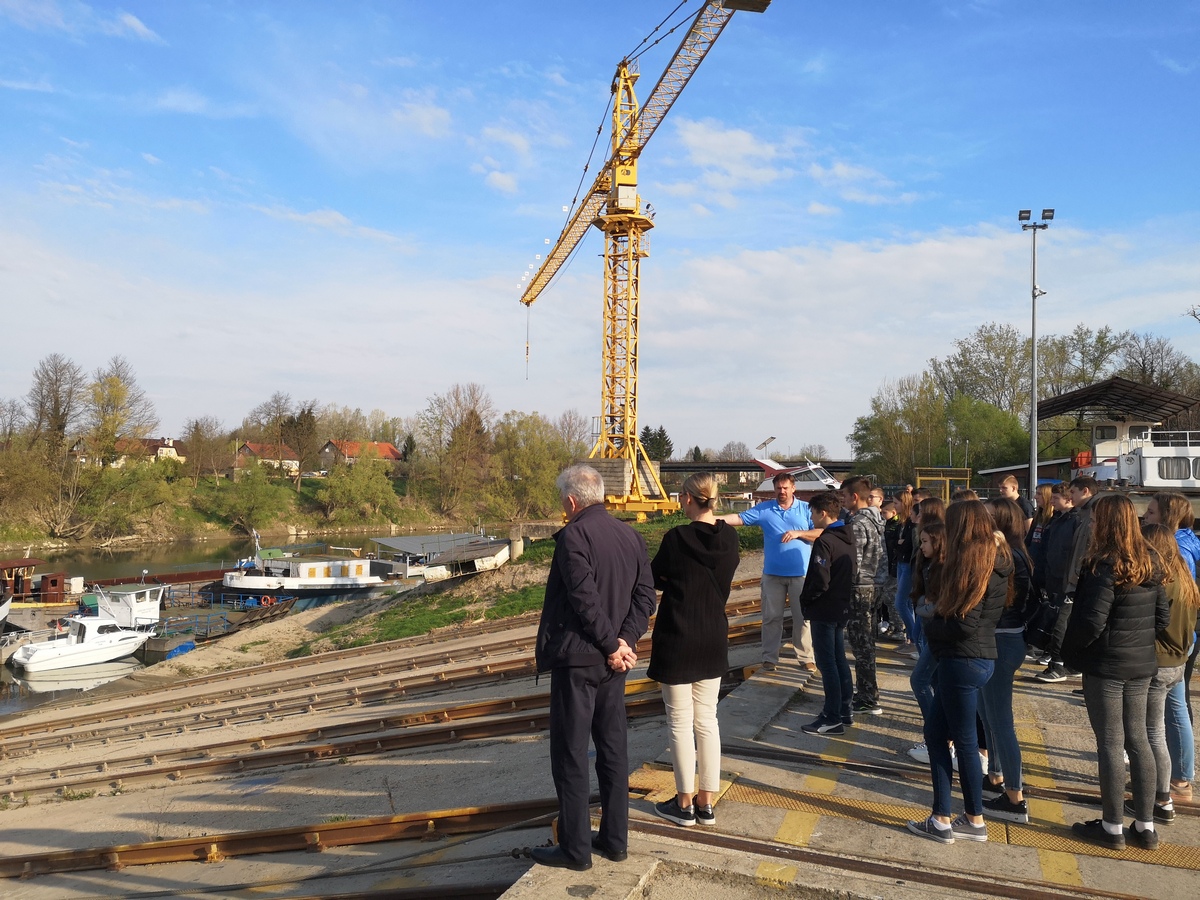 Sisački i petrinjski osnovnoškolci u posjetu metaloprerađivačkim tvrtkama Sisački i petrinjski osnovnoškolci u posjetu metaloprerađivačkim tvrtkama