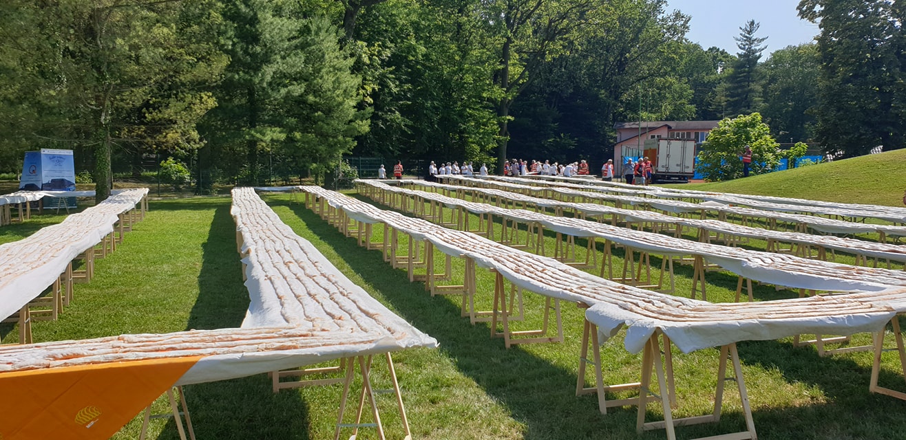 Guinnessov rekord za najdužu štrudlu srušen je u Sisku Guinnessov rekord za najdužu štrudlu srušen je u Sisku