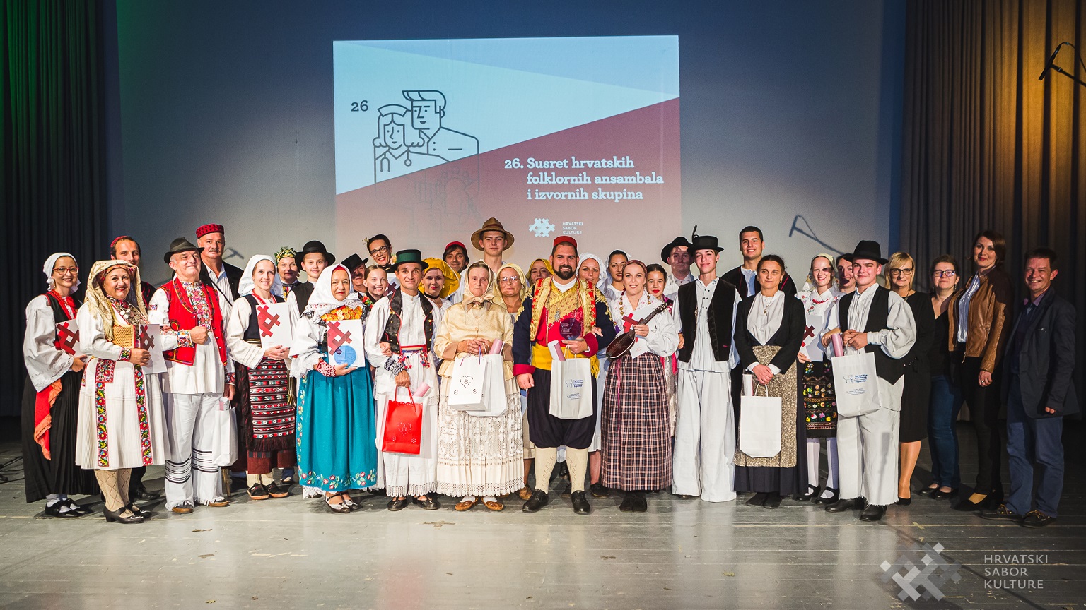 500 folkloraša u Sisku na drugom dijelu 26. Susreta hrvatskih folklornih ansambala i izvornih skupina 500 folkloraša u Sisku na drugom dijelu 26. Susreta hrvatskih folklornih ansambala i izvornih skupina