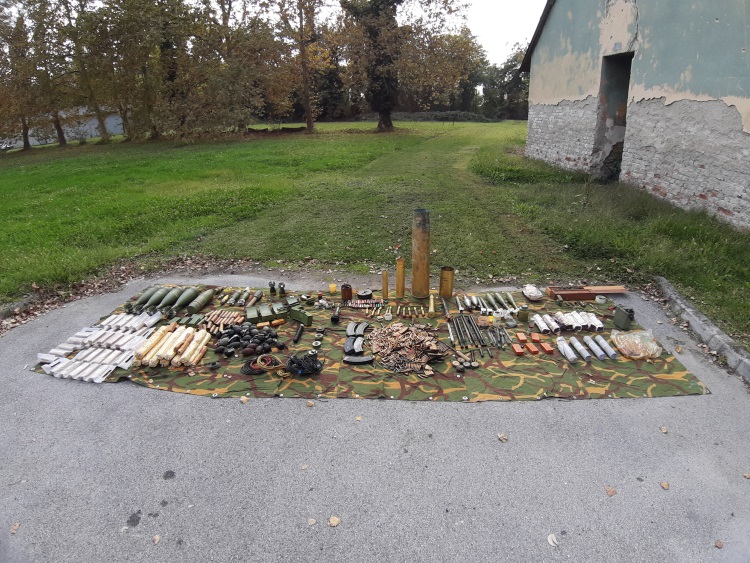 Siščanka policiji predala gomilu oružja, uključujući topničke i kasetne granate Siščanka policiji predala gomilu oružja, uključujući topničke i kasetne granate