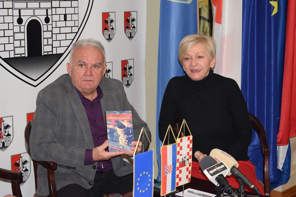 Petrinjska književnica Gordana Ross u gostima kod gradonačelnika Petrinjska književnica Gordana Ross u gostima kod gradonačelnika